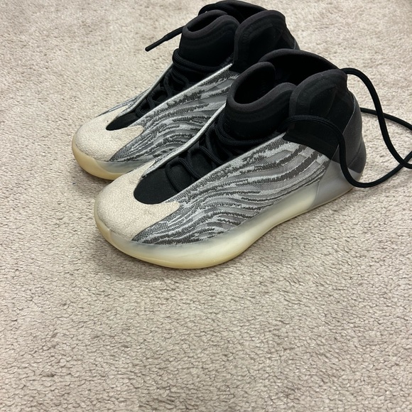 Yeezy quantum basketball sneakers - Picture 3 of 4